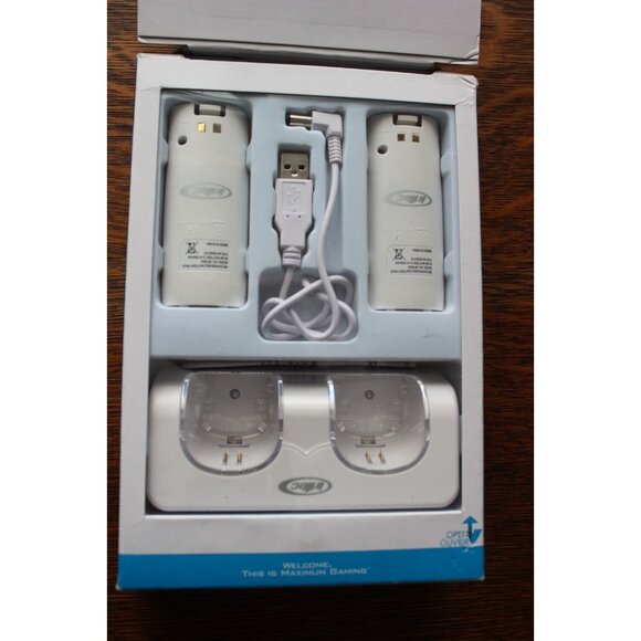 Intec G5647 Charging Dock for Wii Remotes (Remotes NOT Included) - Picture 3 of 6